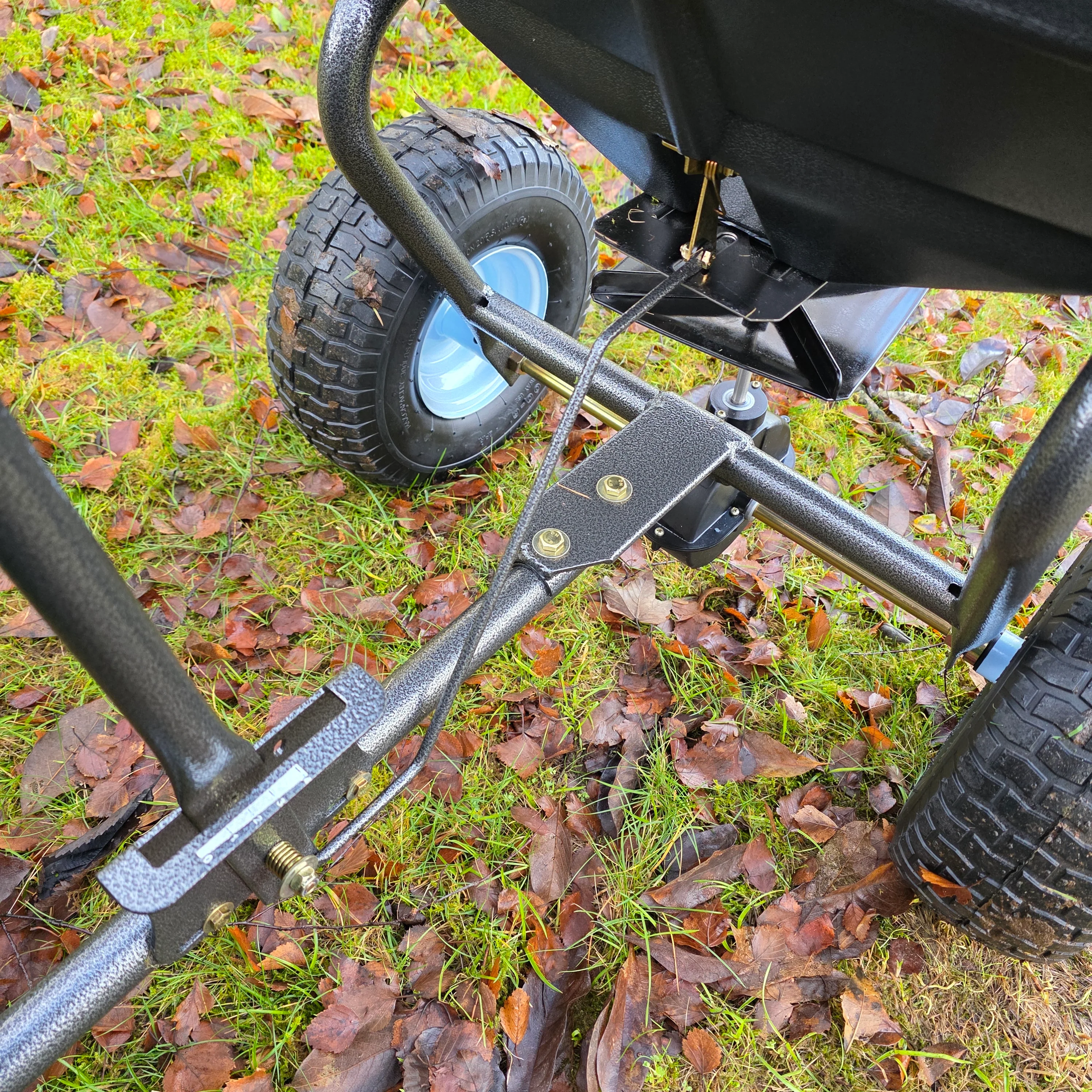 Tow Behind Broadcast Grit, Salt & Seed Spreader for Ride-On Mowers, ATVs & Lawn Tractors - 88L 200lb - Image 4