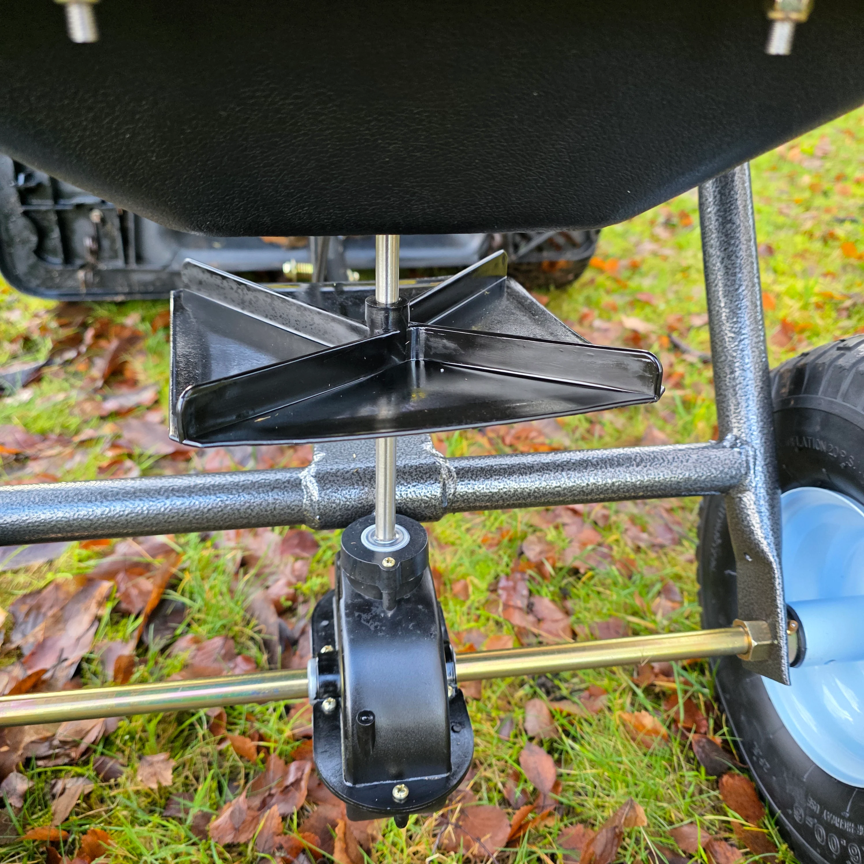 Tow Behind Broadcast Grit, Salt & Seed Spreader for Ride-On Mowers, ATVs & Lawn Tractors - 88L 200lb - Image 5